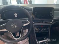 Usata VW T-Roc R-line 116 CV (85 kW) 2023 Blu SUV
