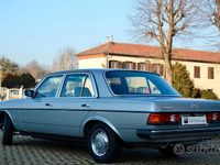 Usata Mercedes 240 72 CV (52 kW) 1982 Blu Berlina