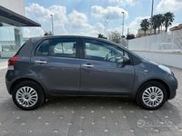 Usata Toyota Yaris Sol 69 CV (50 kW) 2010 Grigio Utilitaria