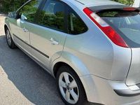 Begagnad Ford Focus 110 HK (80 kW) 2005 Grå Sedan