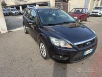 Usado Ford Focus Style 110 HP (80 kW) 2010 Cinzento Carrinha