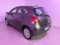 Usata Toyota Yaris 69 CV (50 kW) 2010 Grigio Utilitaria