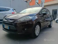 Usata Ford Fiesta Titanium 68 CV (50 kW) 2011 Marrone Berlina