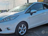 Usata Ford Fiesta 70 CV (51 kW) 2011 Bianco Utilitaria