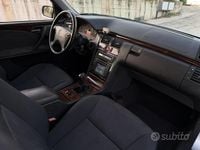 Usata Mercedes E270 Elegance 170 CV (125 kW) 2002 Grigio Berlina