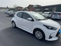 Usata Toyota Yaris Hybrid 92 CV (67 kW) 2023 Bianco Berlina