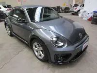 Usata VW Beetle R-line 150 CV (110 kW) 2018 Grigio scuro metallizzato Utilitaria