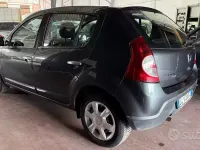 Usata Dacia Sandero Lauréate 72 CV (52 kW) 2010 Grigio Berlina