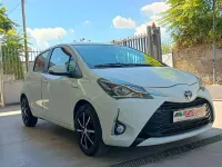 Usata Toyota Yaris Hybrid Cool 73 CV (53 kW) 2019 Bianco Berlina