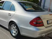 Usata Mercedes E220 150 CV (110 kW) 2003 Grigio Berlina