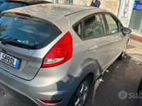 Usata Ford Fiesta 96 CV (70 kW) 2010 Grigio Utilitaria