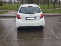 Usata Toyota Yaris Cool 90 CV (66 kW) 2015 Utilitaria