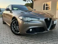Begagnad Alfa Romeo Giulia Business 150 HK (110 kW) 2017 Grå Sedan