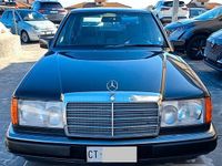 Usata Mercedes E200 122 CV (89 kW) 1990 Grigio Berlina
