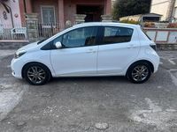 Usata Toyota Yaris Lounge 90 CV (66 kW) 2014 Bianco Utilitaria