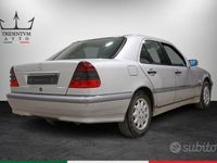 Usata Mercedes C180 Elegance 122 CV (89 kW) 1997 Argento Berlina