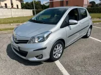 Usata Toyota Yaris Lounge 69 CV (50 kW) 2013 Grigio Utilitaria