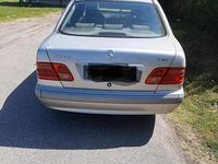 Usata Mercedes E220 143 CV (105 kW) 2001 Grigio