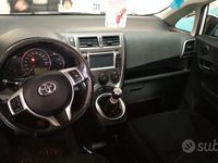 Usata Toyota Verso-S Active 99 CV (72 kW) 2011 Bianco Monovolume