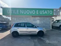 Usata Ford Fiesta Ghia 75 CV (55 kW) 2005 Grigio Utilitaria