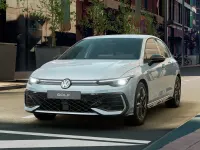Nuova VW Golf VIII R-line Plus 150 CV (110 kW) 2026 Crystal ice blue metallizzato