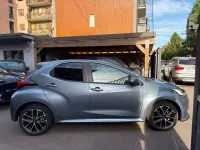 Nuova Toyota Yaris Hybrid 92 CV (67 kW) 2026 Grigio scuro Berlina