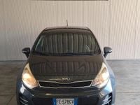 Usado Kia Rio 90 CV (66 kW) 2016 Gris Utilitario