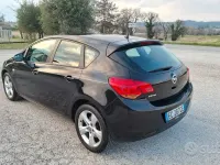 Usata Opel Astra 110 CV (80 kW) 2010 Nero Berlina