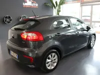 Usado Kia Rio Active 90 HP (66 kW) 2016 Cinzento Citadino