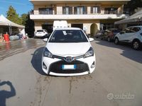 Usata Toyota Yaris Active 69 CV (50 kW) 2016 Bianco Berlina