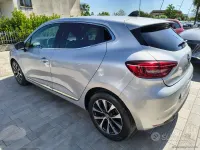 Begagnad Renault Clio V Techno 101 HK (74 kW) 2023 Grå Sedan