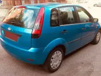 Usata Ford Fiesta Ghia 75 CV (55 kW) 2004 Bluazzurro Utilitaria