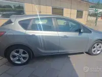 Usata Opel Astra 100 CV (73 kW) 2011 Grigio Berlina