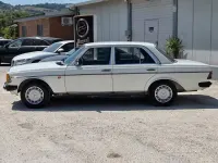 Usata Mercedes 240 72 CV (52 kW) 1981 Bianco Berlina