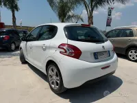 Usata Peugeot 208 68 CV (50 kW) 2012 Bianco Utilitaria