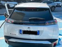 Usata Peugeot e-2008 100 kW (136 CV) 2022 Bianco SUV