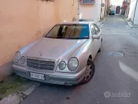 Usata Mercedes E200 136 CV (100 kW) 1997 Grigio Berlina