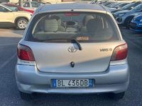 Usata Toyota Yaris 67 CV (49 kW) 2000 Argento Utilitaria