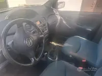 Usata Toyota Yaris 65 CV (47 kW) 2005 Grigio Berlina