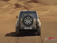 Usata Land Rover Defender Dynamic 404 CV (297 kW) 2023 Grigio metallizzato SUV