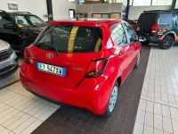 Usata Toyota Yaris Lounge 69 CV (50 kW) 2015 Rosso Utilitaria