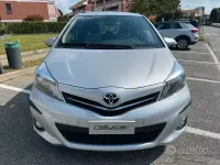 Usata Toyota Yaris Lounge 69 CV (50 kW) 2013 Grigio Utilitaria
