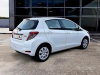 Usata Toyota Yaris Lounge 69 CV (50 kW) 2013 Bianco Berlina