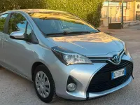 Usata Toyota Yaris Hybrid Active 74 CV (54 kW) 2015 Grigio Berlina