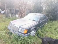 Usata Mercedes E200 122 CV (89 kW) 1990 Nero Berlina