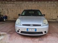 Usata Ford Fiesta Zetec 68 CV (50 kW) 2004 Grigio Utilitaria
