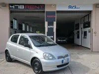 Usata Toyota Yaris Sol 68 CV (50 kW) 2000 Grigio Berlina