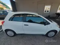 Usata Toyota Yaris Sol 69 CV (50 kW) 2011 Bianco Utilitaria