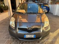 Usata Toyota Yaris Sol 101 CV (74 kW) 2009 Grigio Berlina
