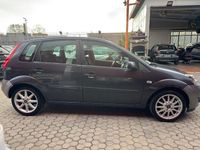 Usata Ford Fiesta Ghia 75 CV (55 kW) 2007 Grigio Utilitaria